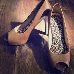 GUESS heels- sz 8.5 Brown leather
